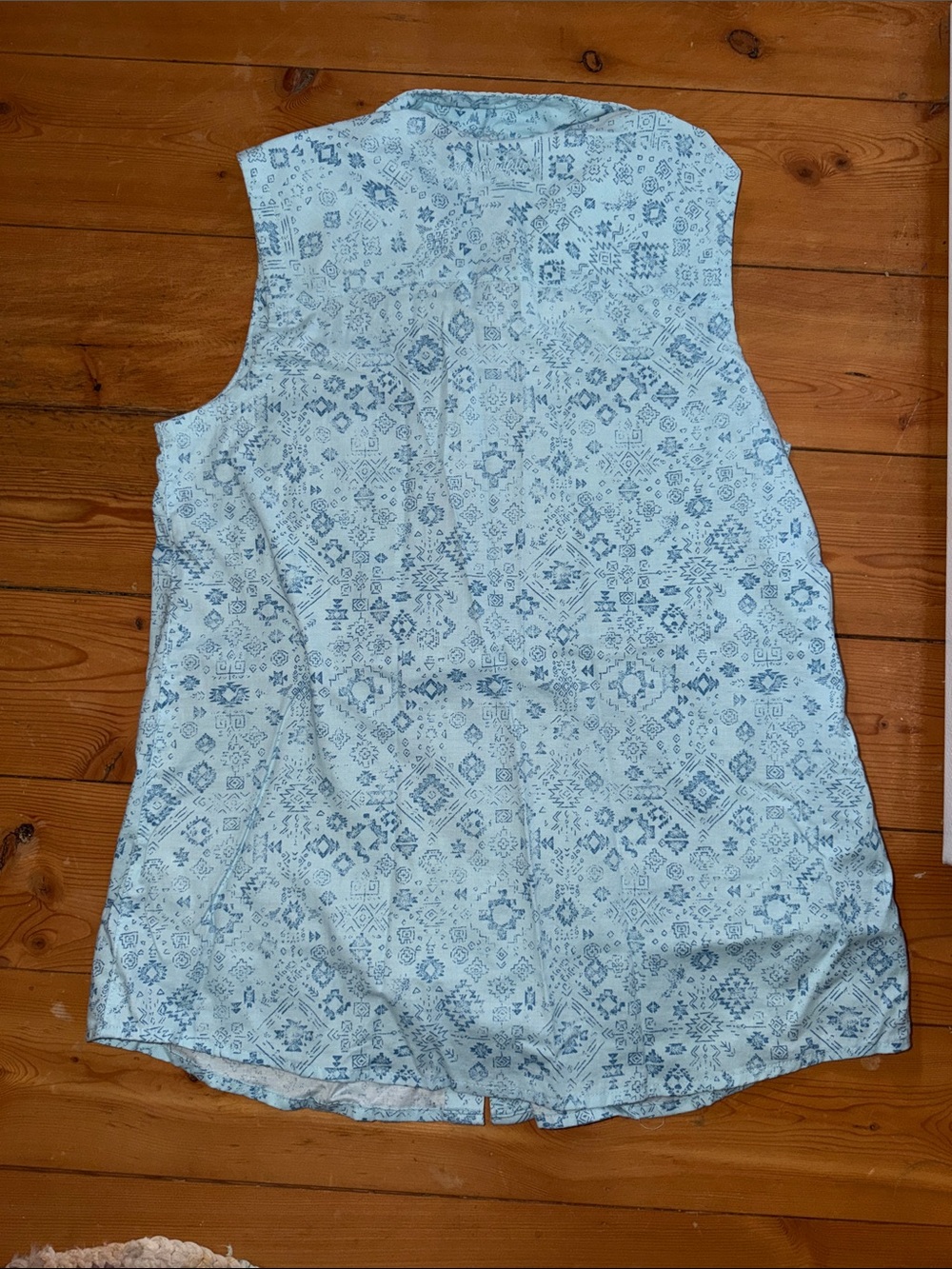Sleeveless Light Blue Printed Button-Up Blouse western style. Size M - Picture 8 of 8